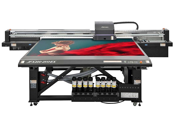 La impresora inkjet de cama plana JFX200-2513 EX de Mimaki ofrece capacidades de textura 2.5D para la impresión de grabados en relieve