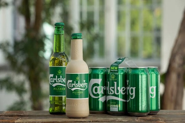 Carlsberg presenta la primera botella de cerveza hecha con papel